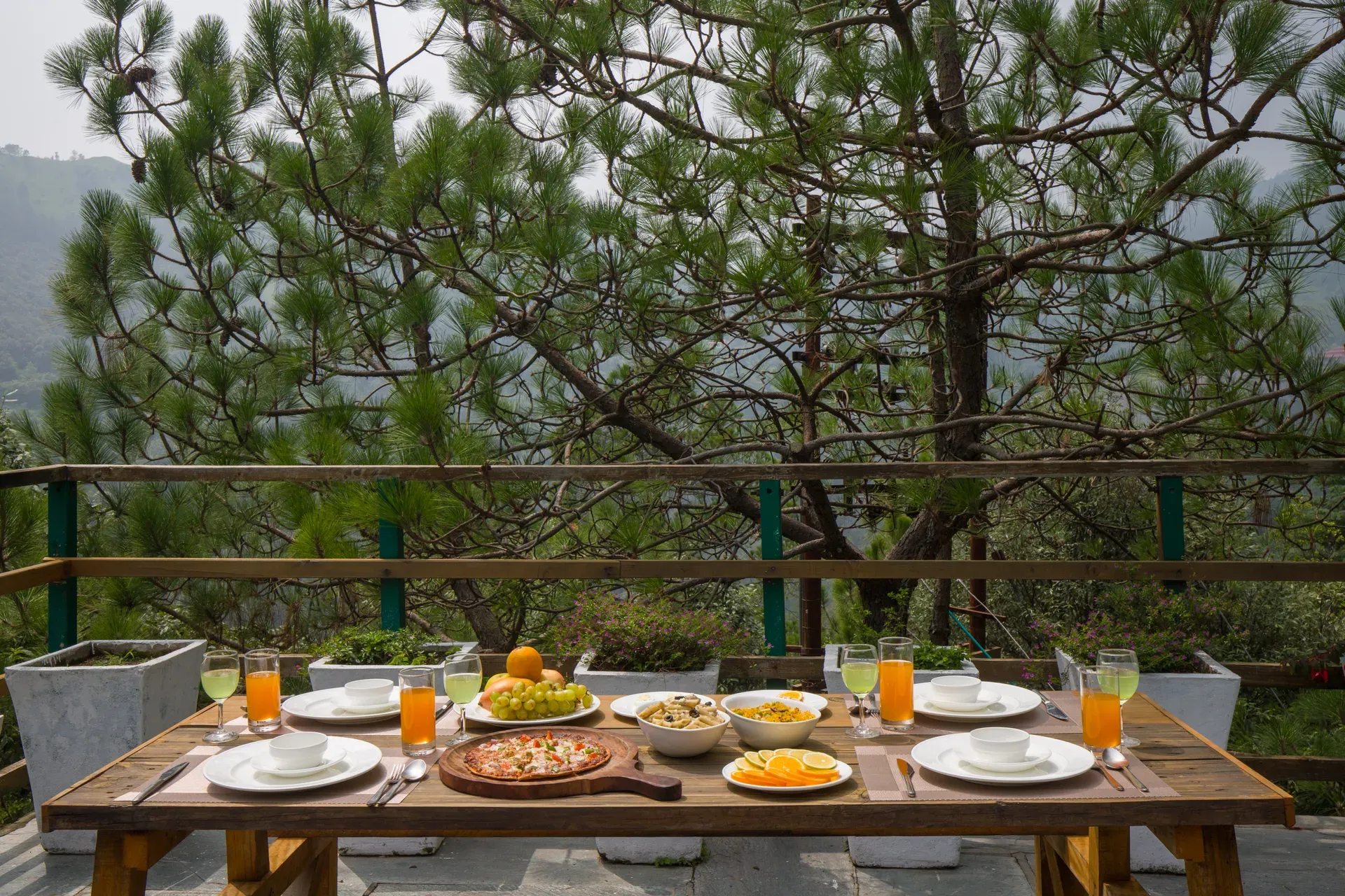 Suro Woodbine Chalet, Shimla - Dining Area