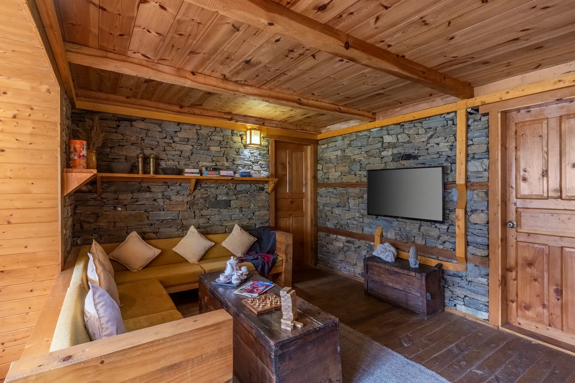Skylounge Villa, Shimla - Living Room