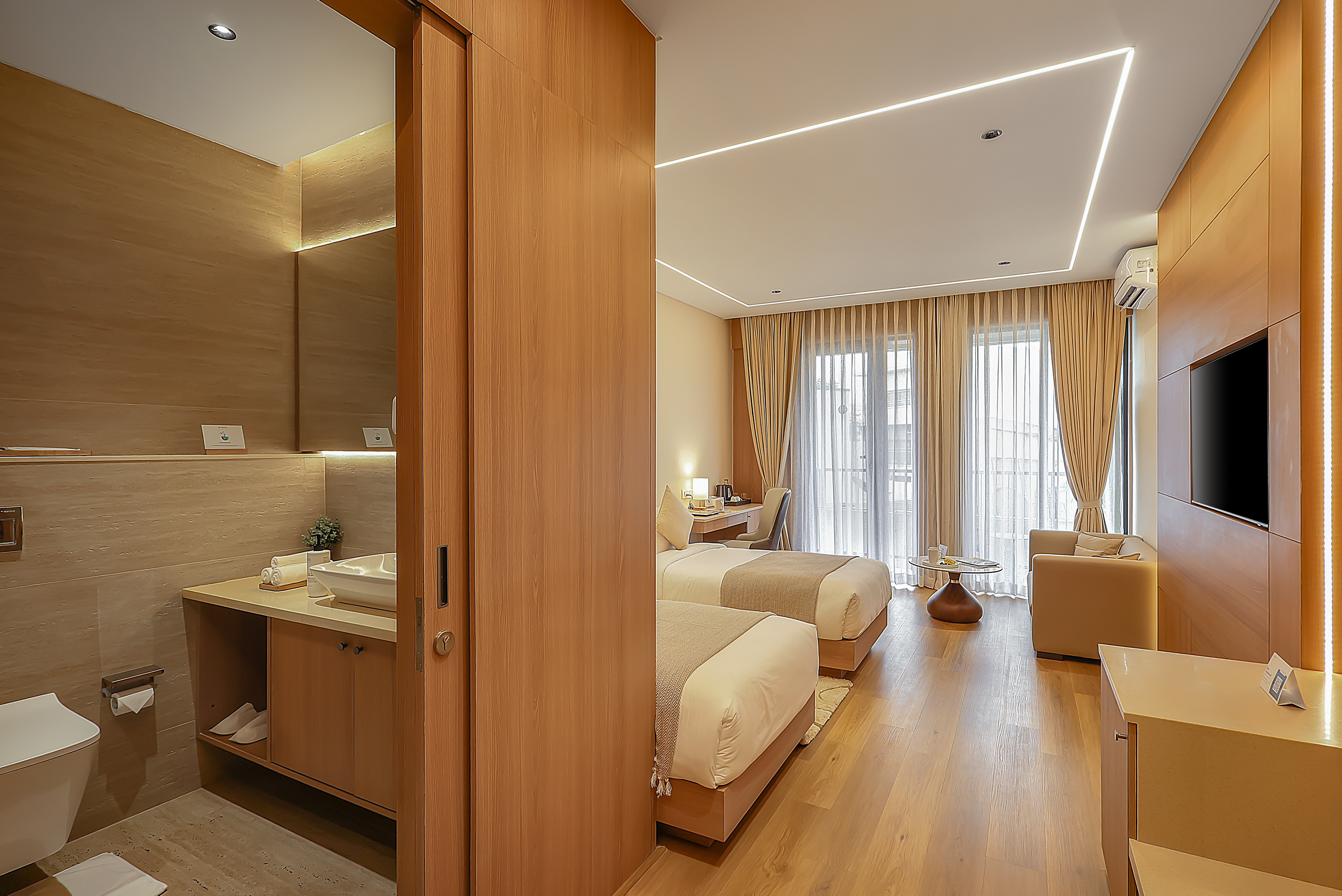 Twin beds Room with Balcony Near Popular Restaurants, Bars & Clubs — photo 7