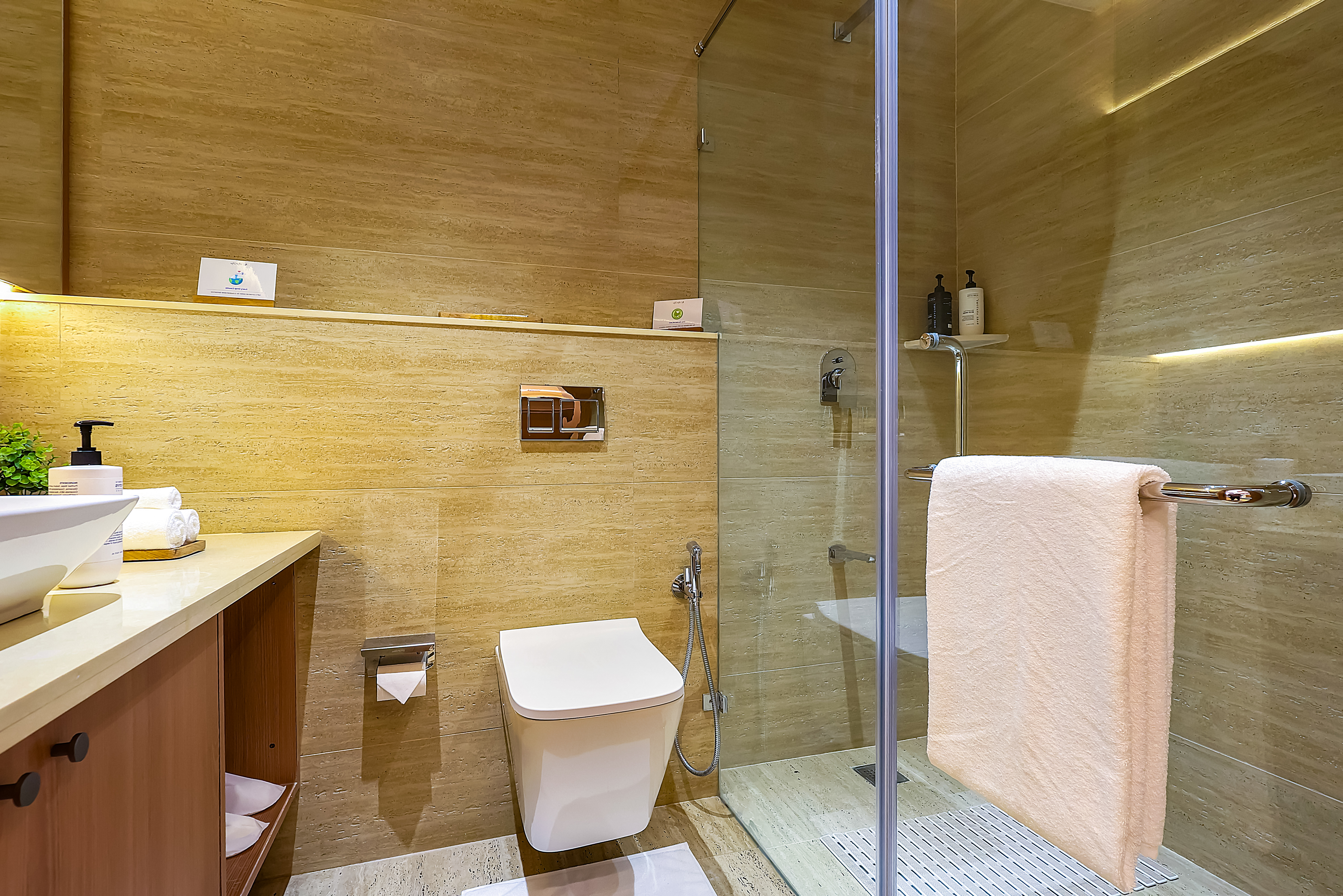 Premium Room with Balcony in a Business Hotel in Chikkajala, Close to Major Restaurants, Bars & Clubs — photo 7