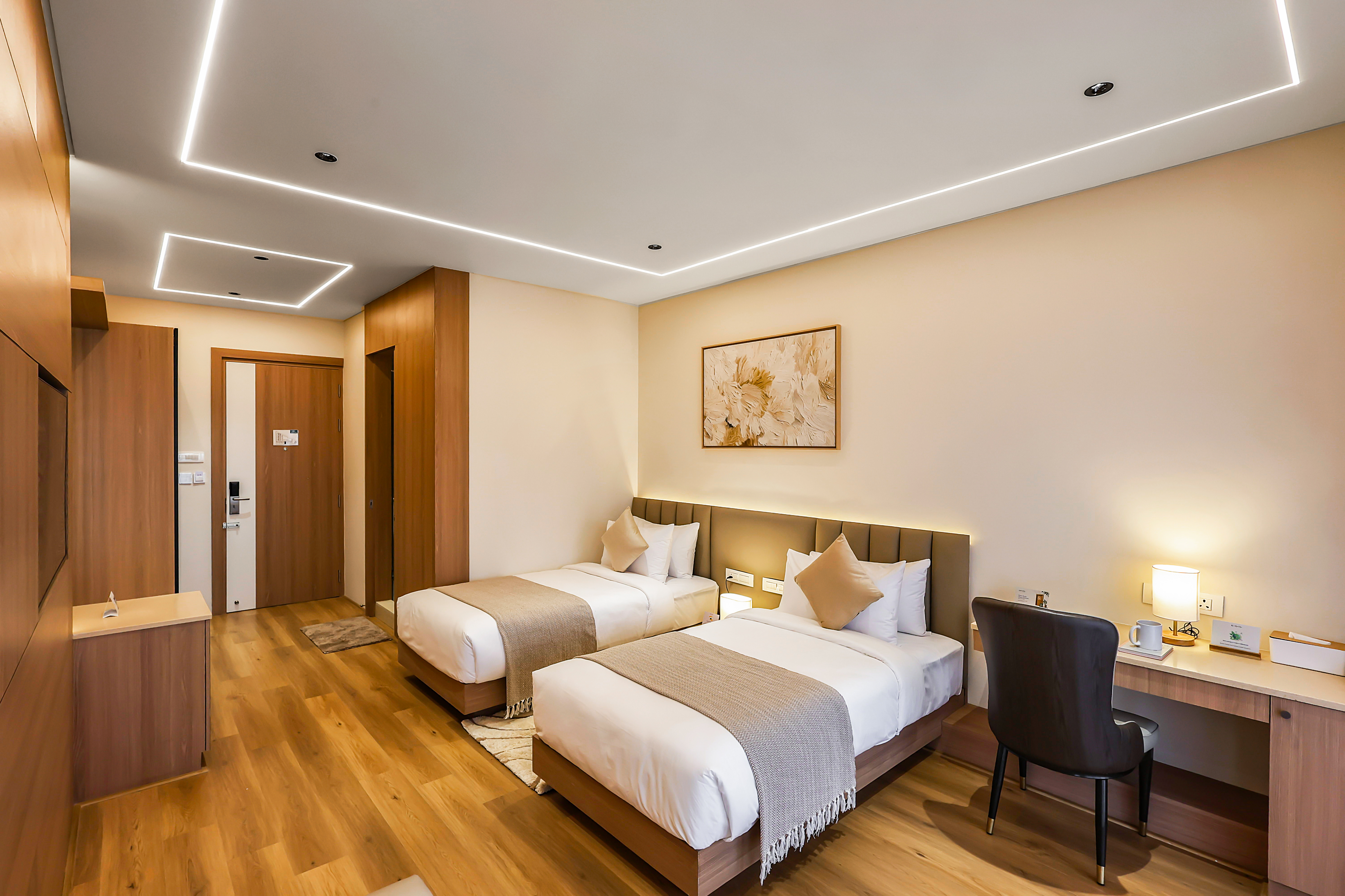 Twin beds Room with Balcony Near Popular Restaurants, Bars & Clubs — photo 12