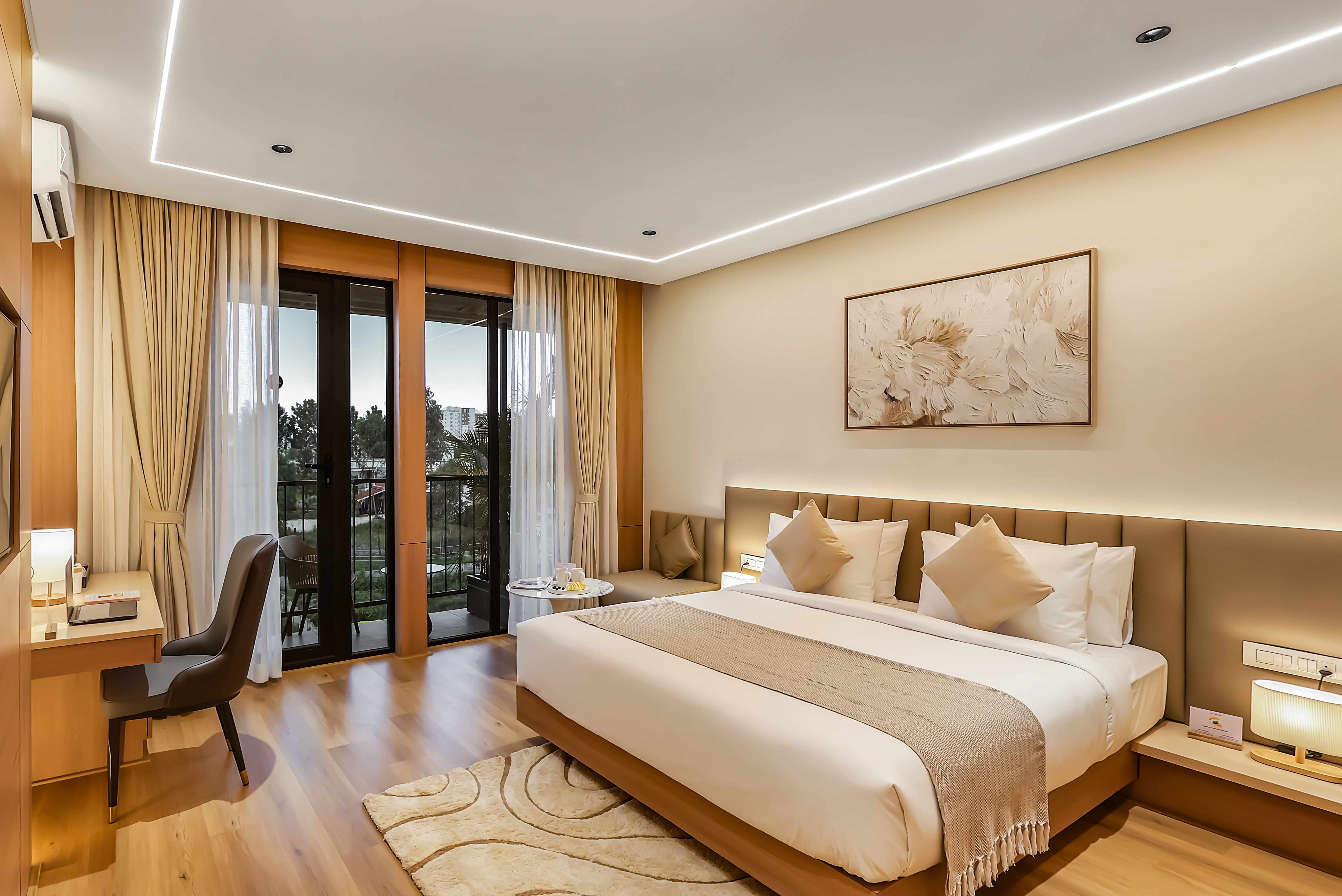 Premium Room with Balcony in a Business Hotel in Chikkajala, Close to Major Restaurants, Bars & Clubs — photo 11