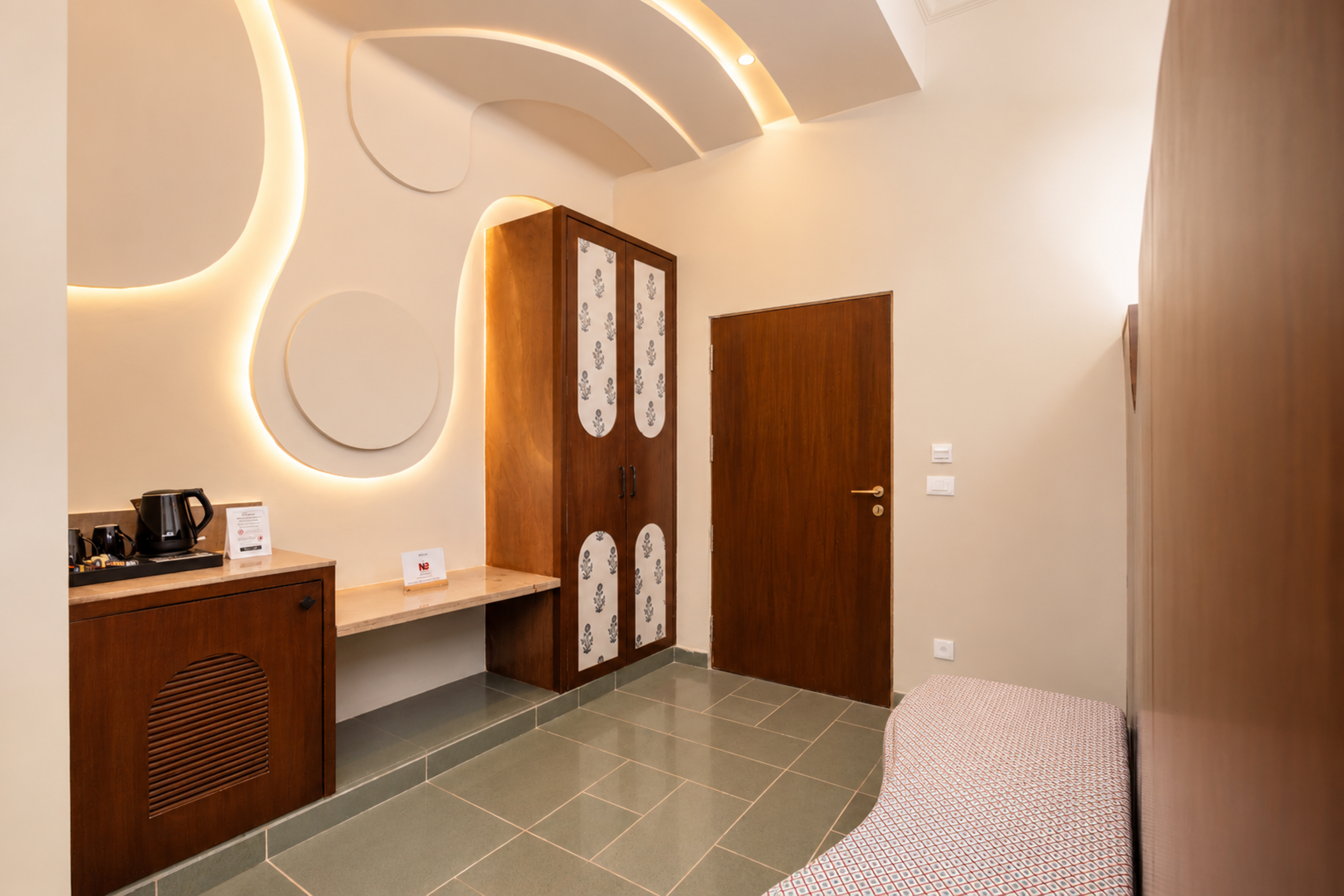 Pet-Friendly 1 room suite in a resort with pool and Aravalli Hills view — photo 17