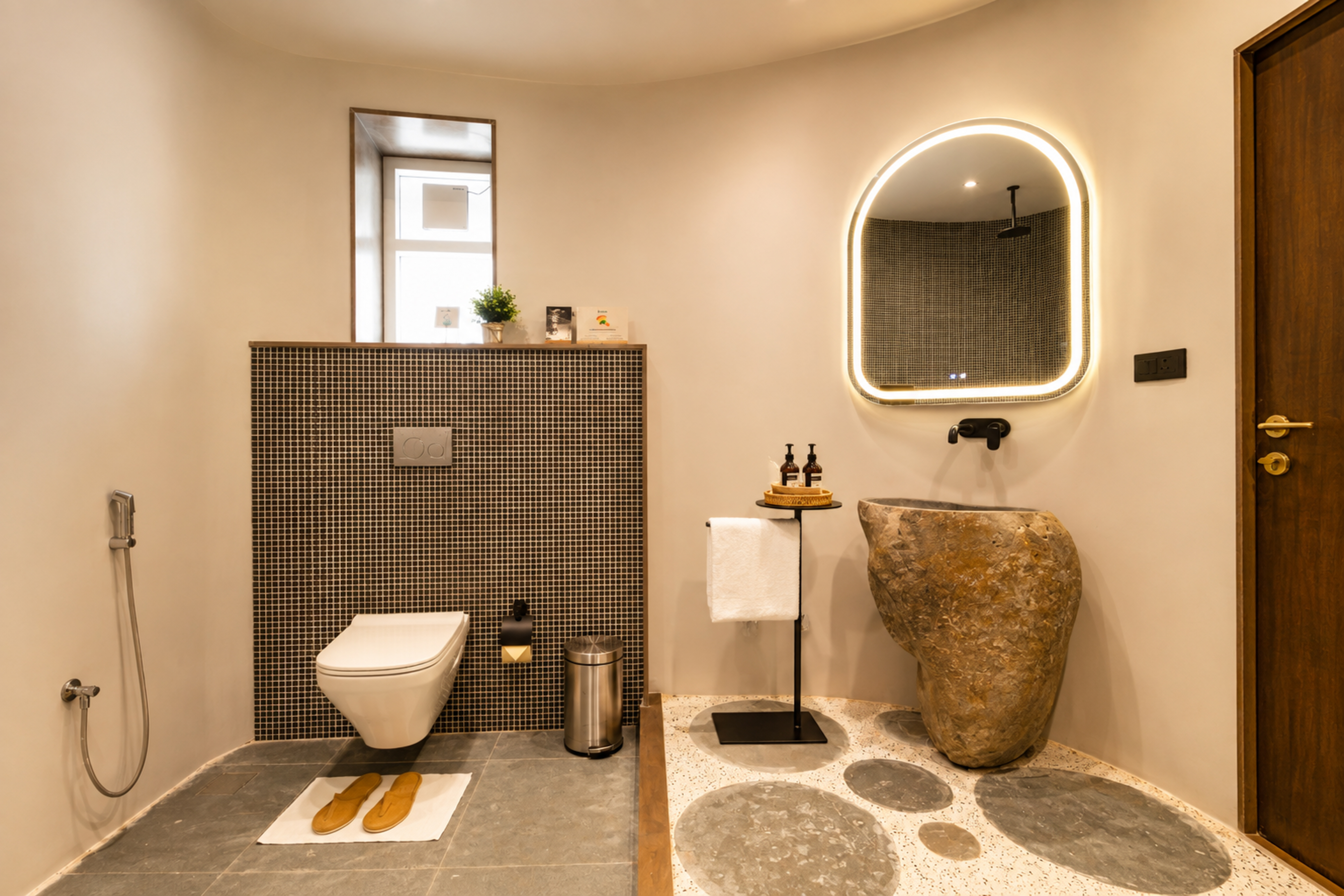 Pet-Friendly 1 room suite in a resort with pool and Aravalli Hills view — photo 9