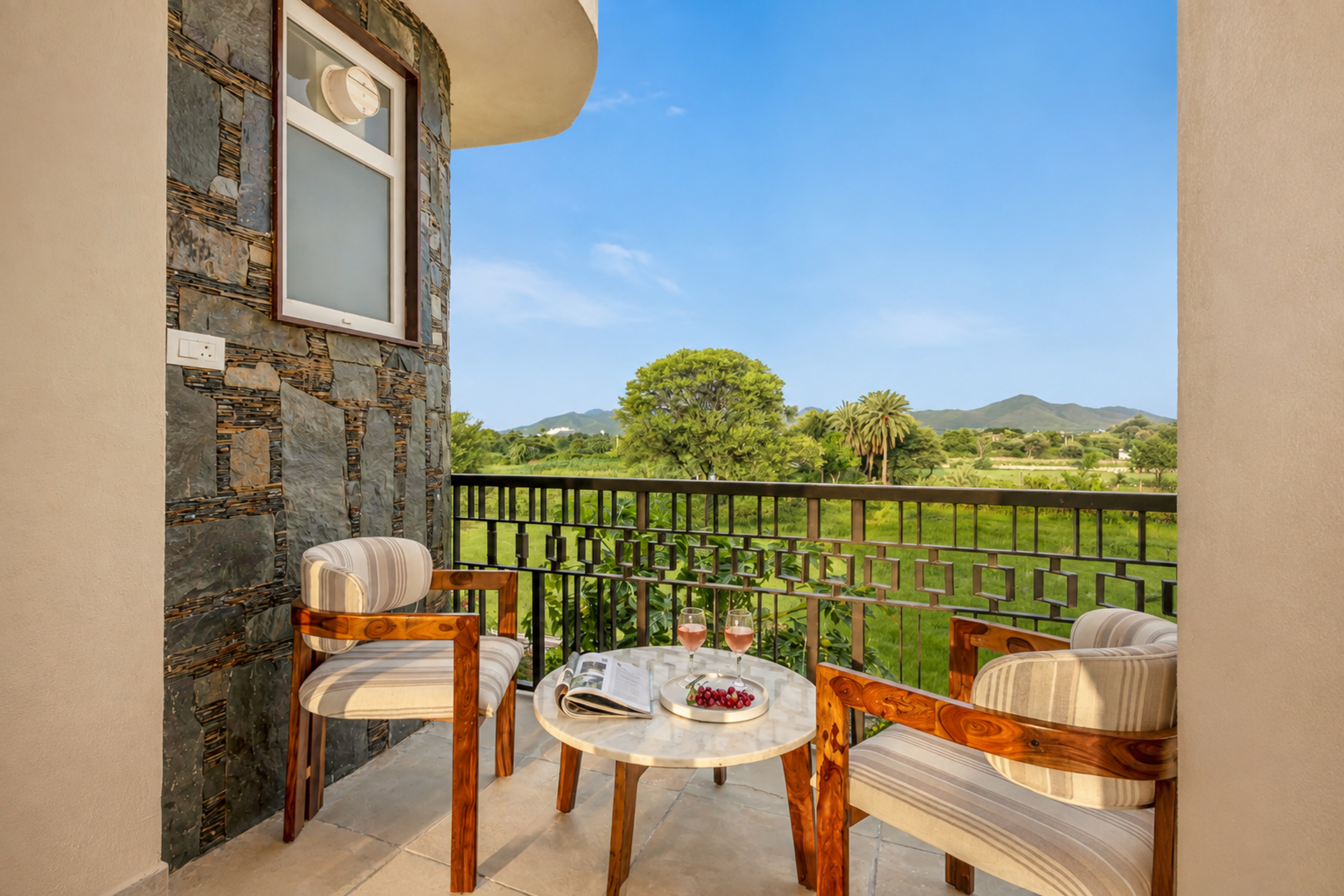 Pet-Friendly 1-Room Hotel Suite with Jacuzzi & Aravalli Hill Views — photo 11