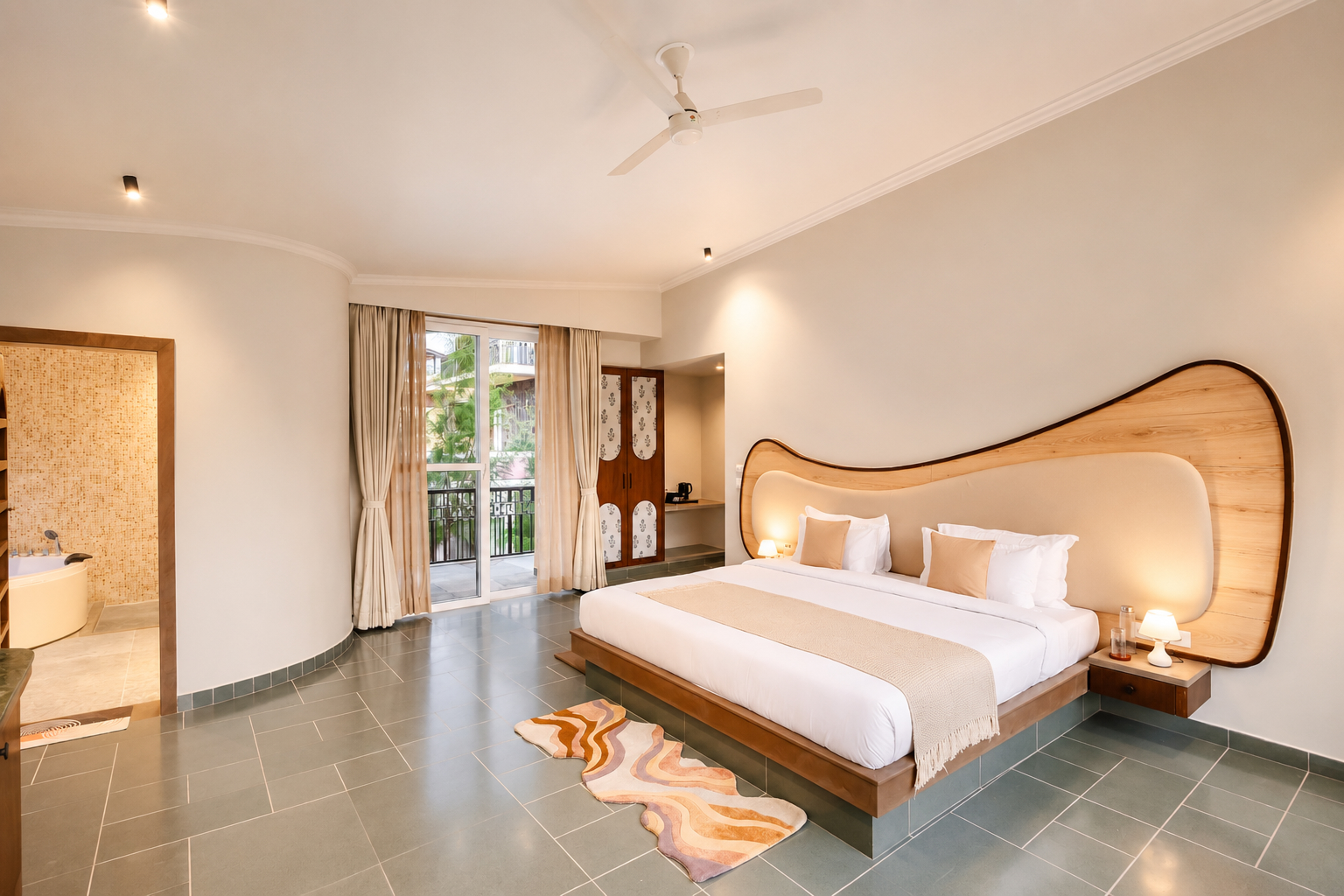 Pet-Friendly 1-Room Hotel Suite with Jacuzzi & Aravalli Hill Views — photo 7
