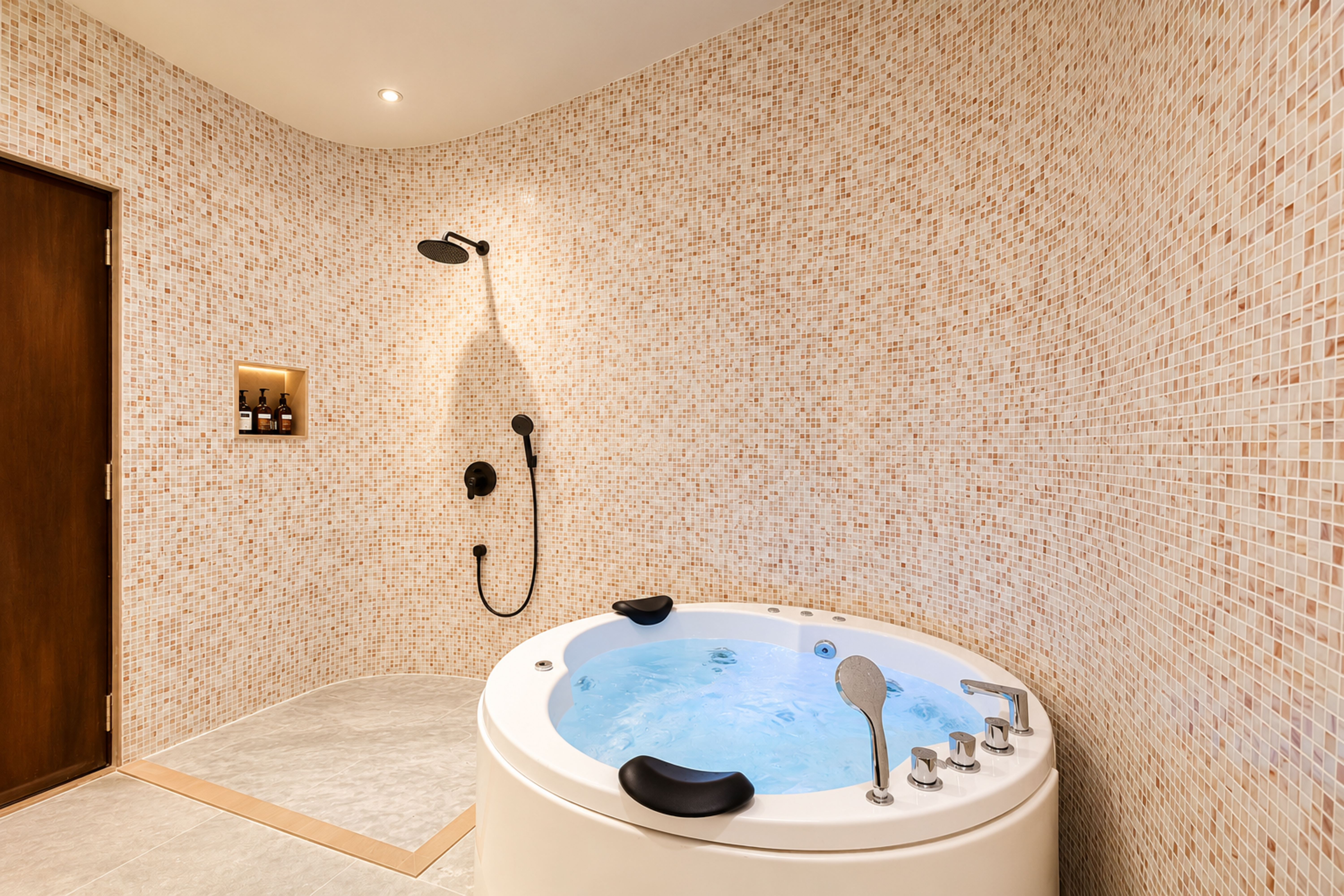 Pet-Friendly 1-Room Hotel Suite with Jacuzzi & Aravalli Hill Views — photo 8