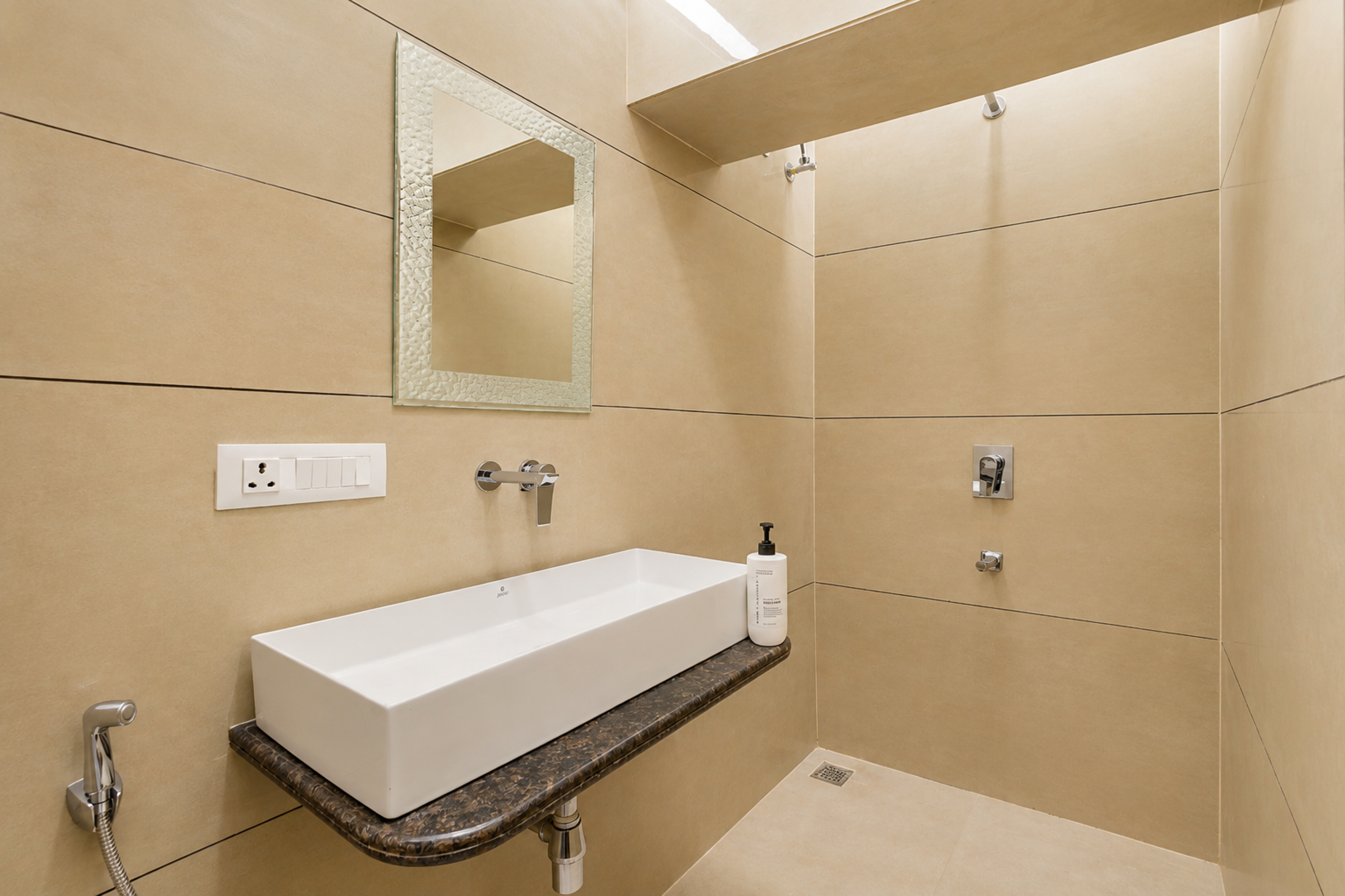 3-BHK Retreat with Bathtub, Private Pool & Garden near Karni Mata Temple — photo 16