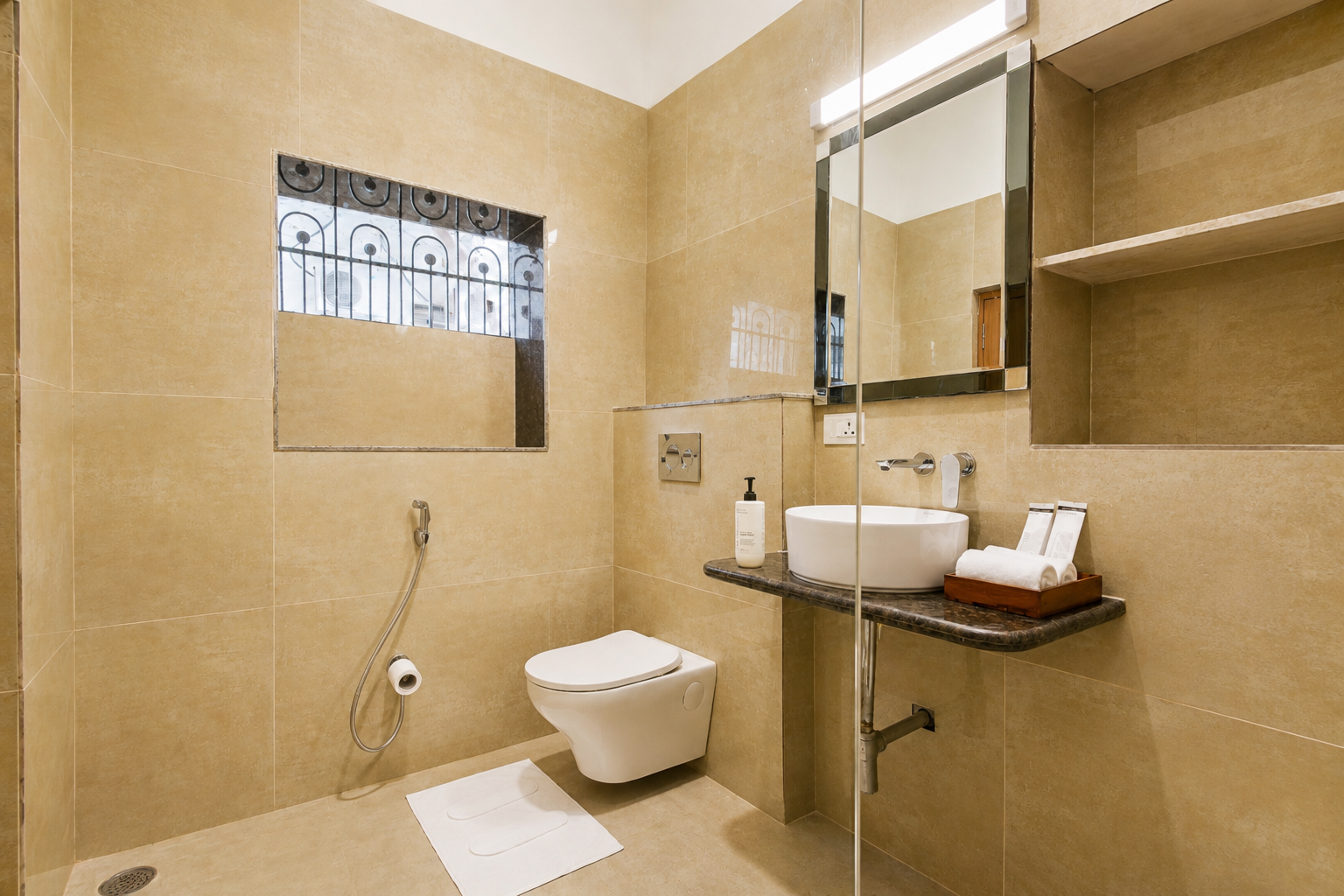 3-BHK Retreat with Bathtub, Private Pool & Garden near Karni Mata Temple — photo 9