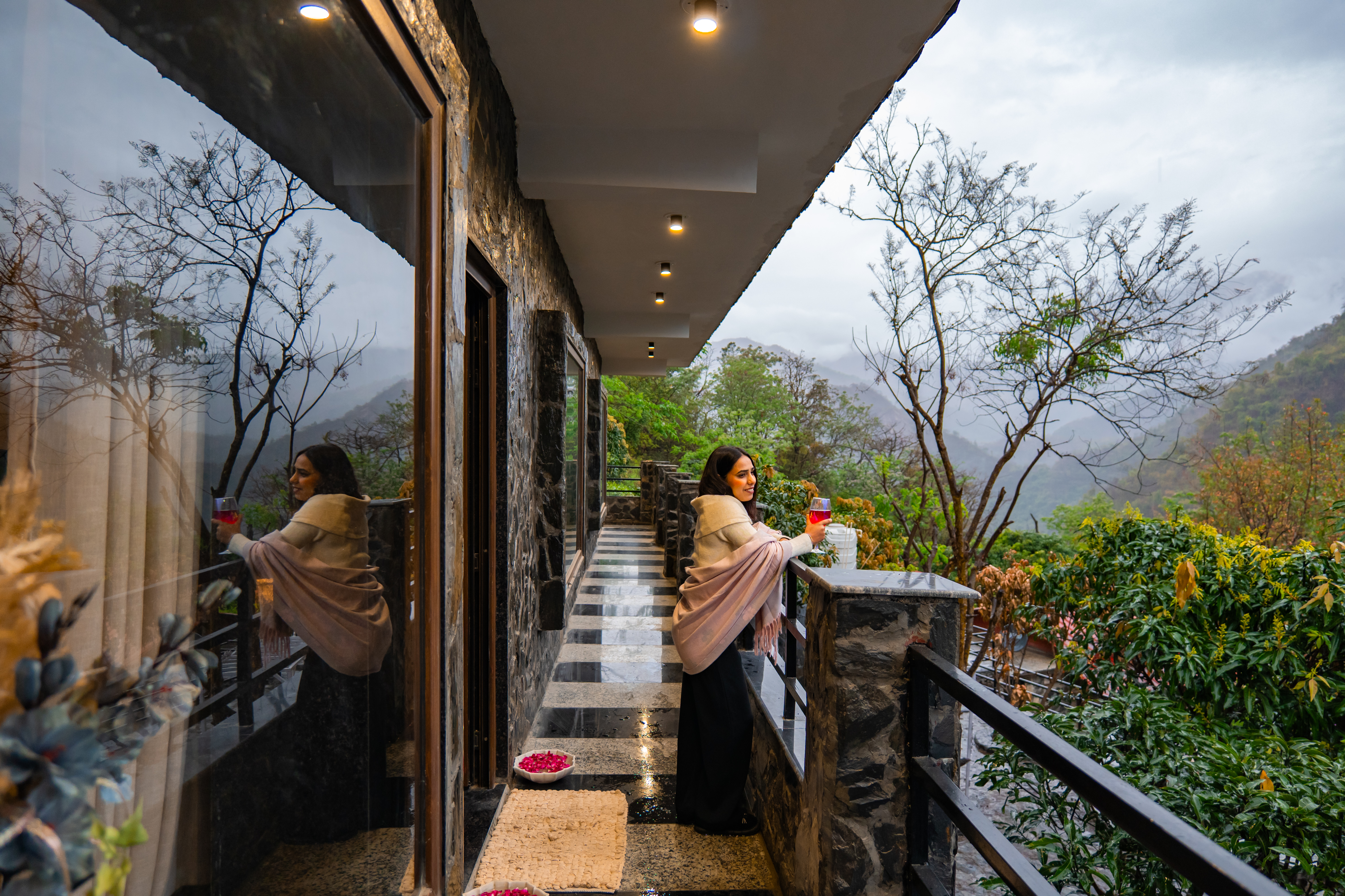 Zephyr Heaven - 1-Hillview Room with Pool in Mussoorie