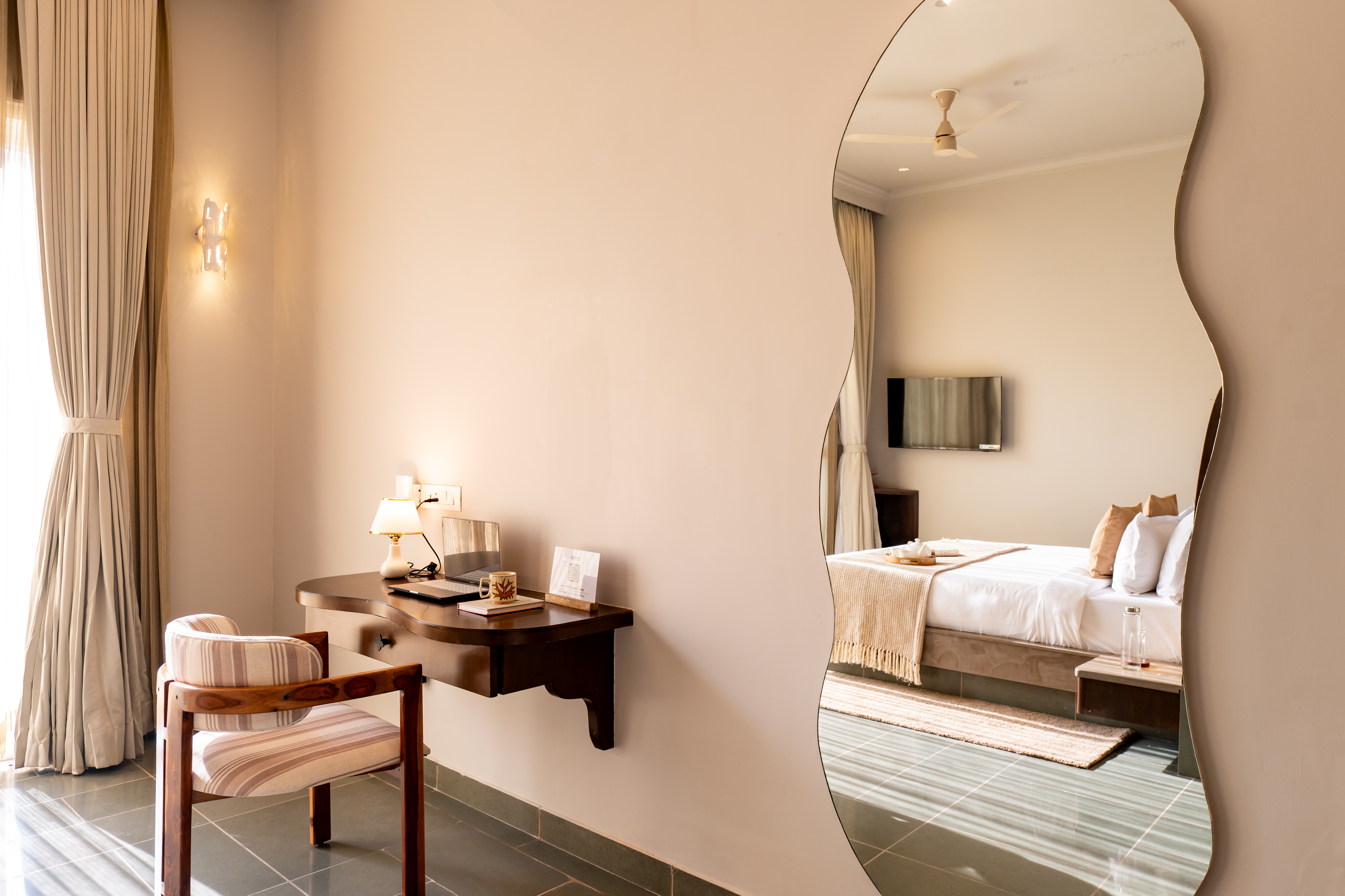 Pet-Friendly 1 room suite in a resort with pool and Aravalli Hills view — photo 16