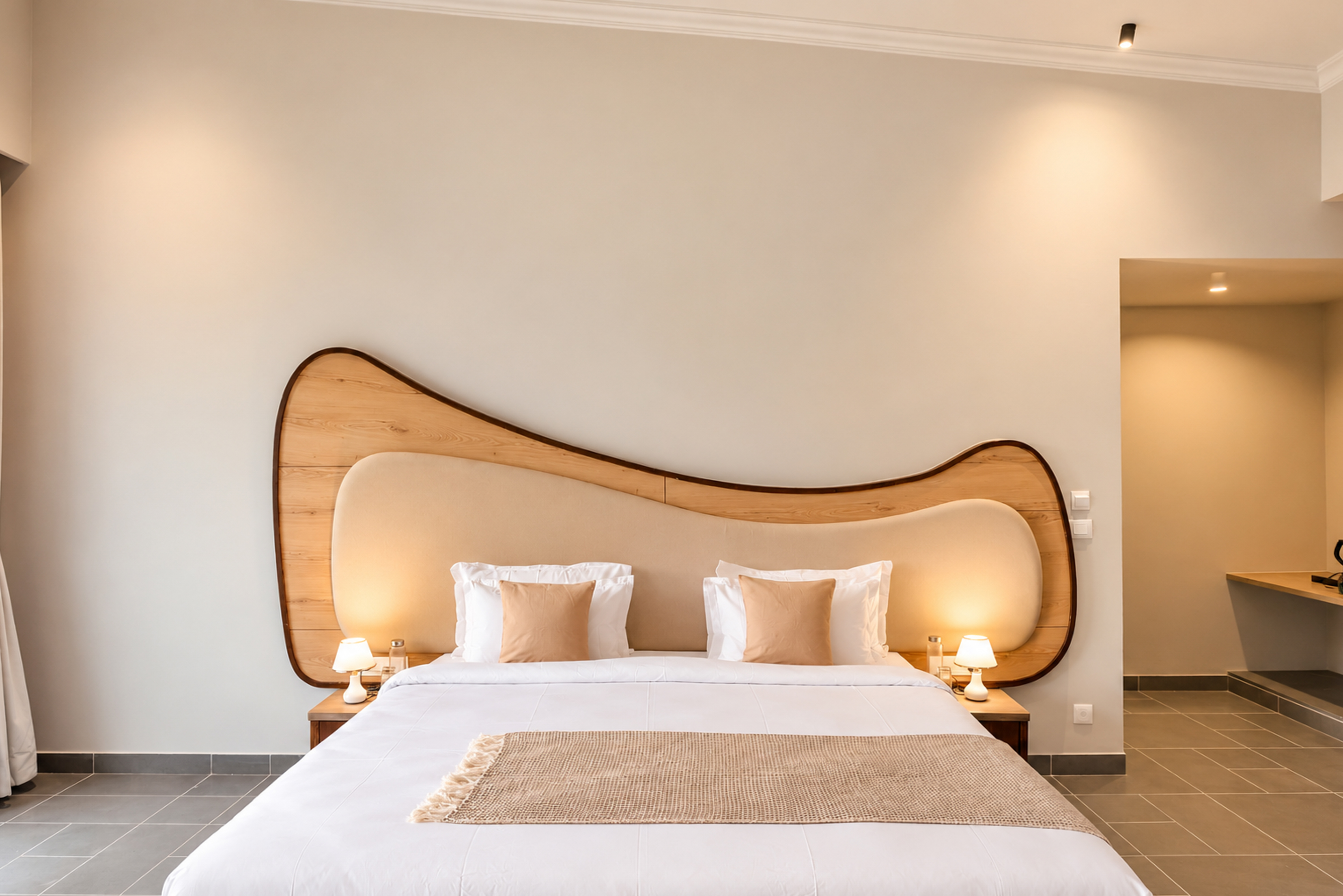 Pet-Friendly 1-Room Hotel Suite with Aravalli Hill Views — photo 12