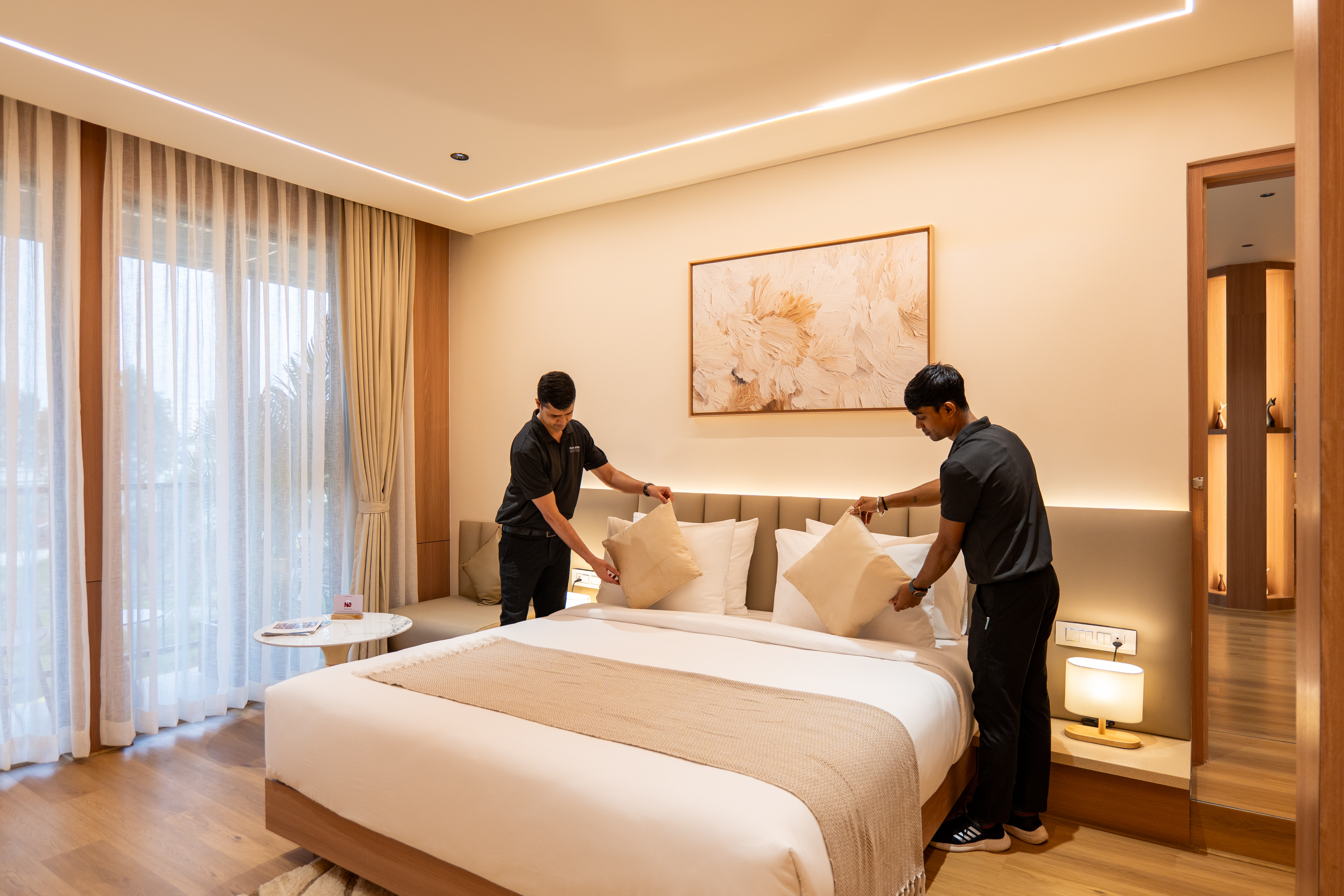 Premium Room with Balcony in a Business Hotel in Chikkajala, Close to Major Restaurants, Bars & Clubs — photo 9