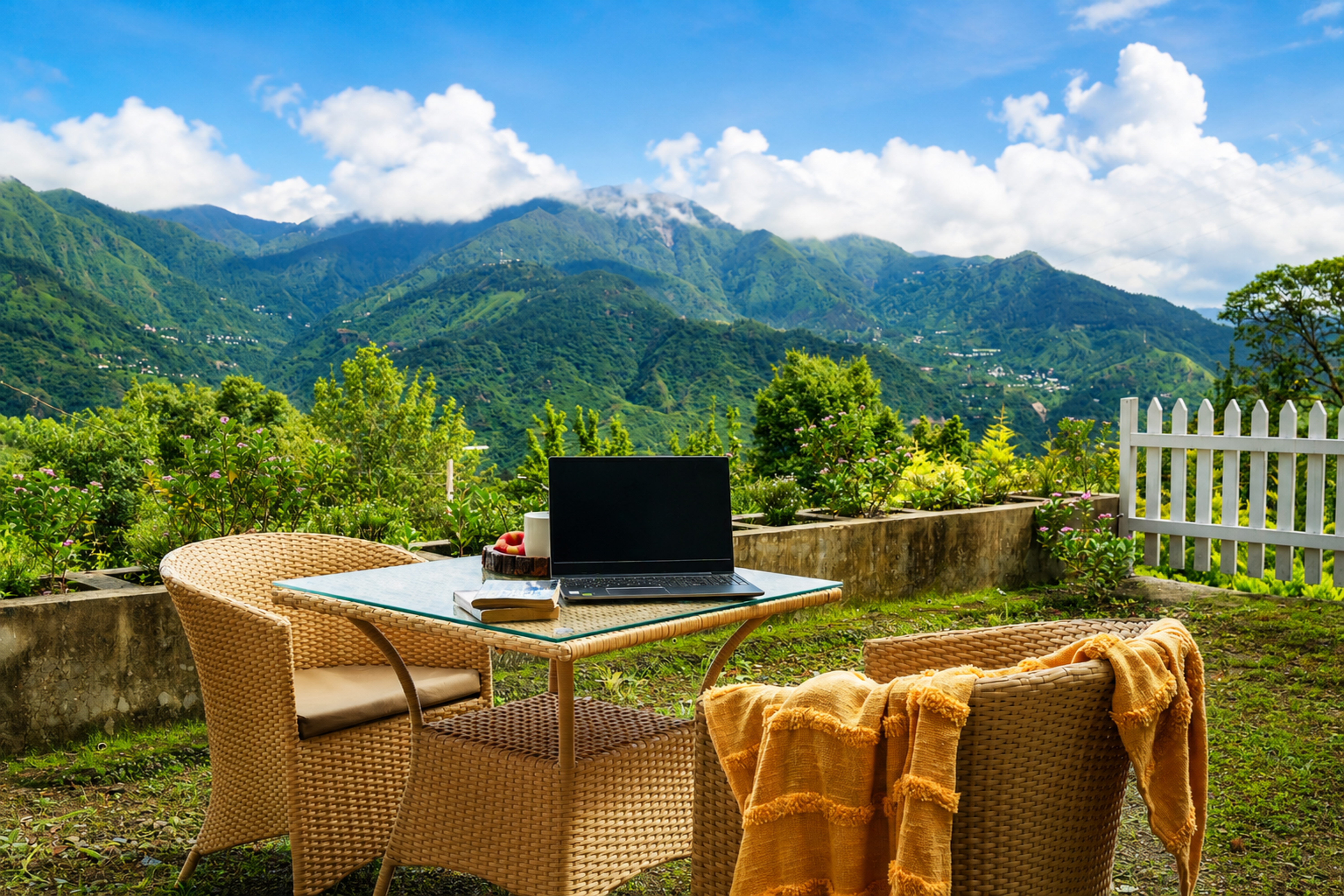 Luxury Pet-Friendly Room with Private Balcony, Hill Views, Shared Pool Table & Restaurant — photo 9