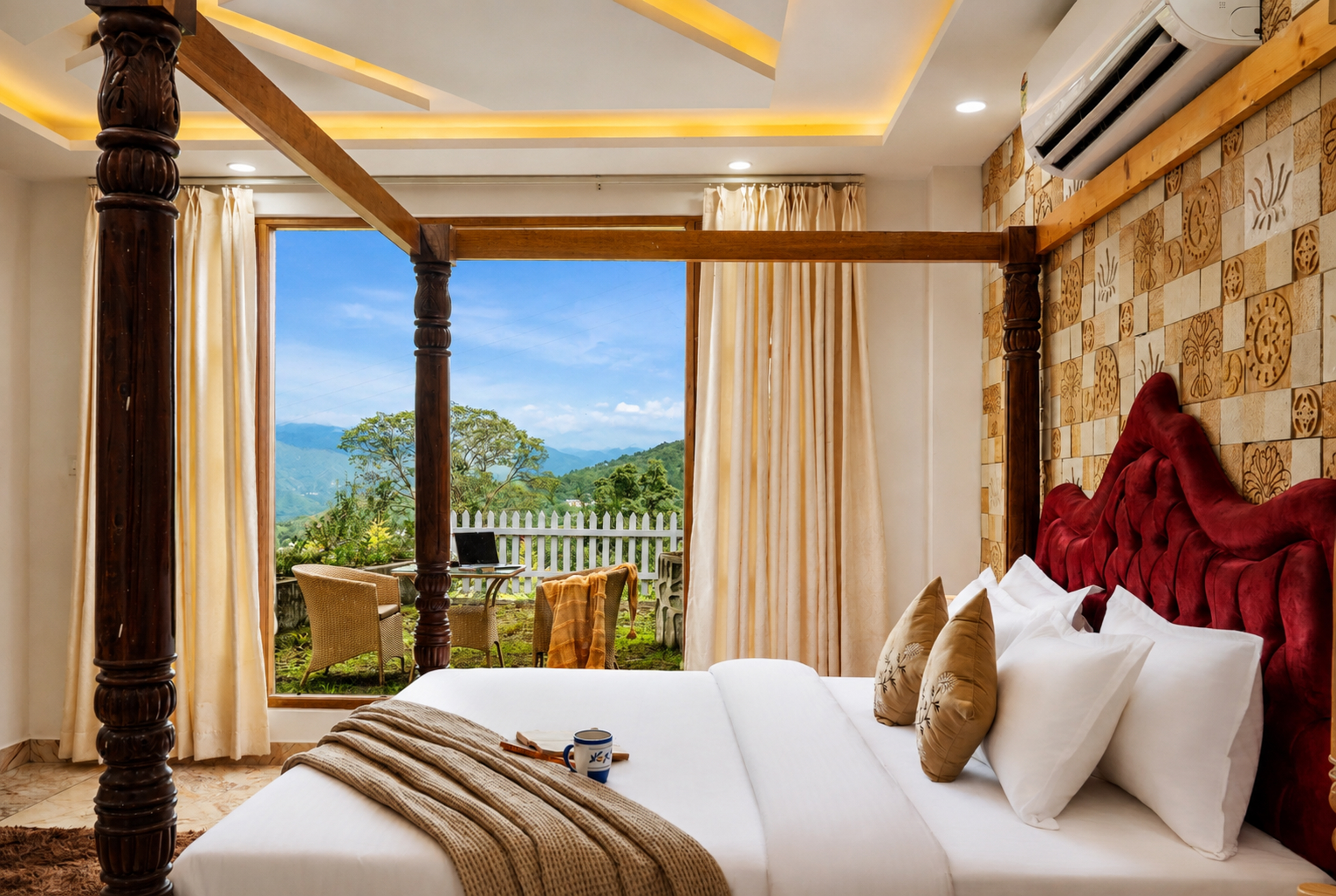 Luxury Pet-Friendly Room with Private Balcony, Hill Views, Shared Pool Table & Restaurant — photo 21