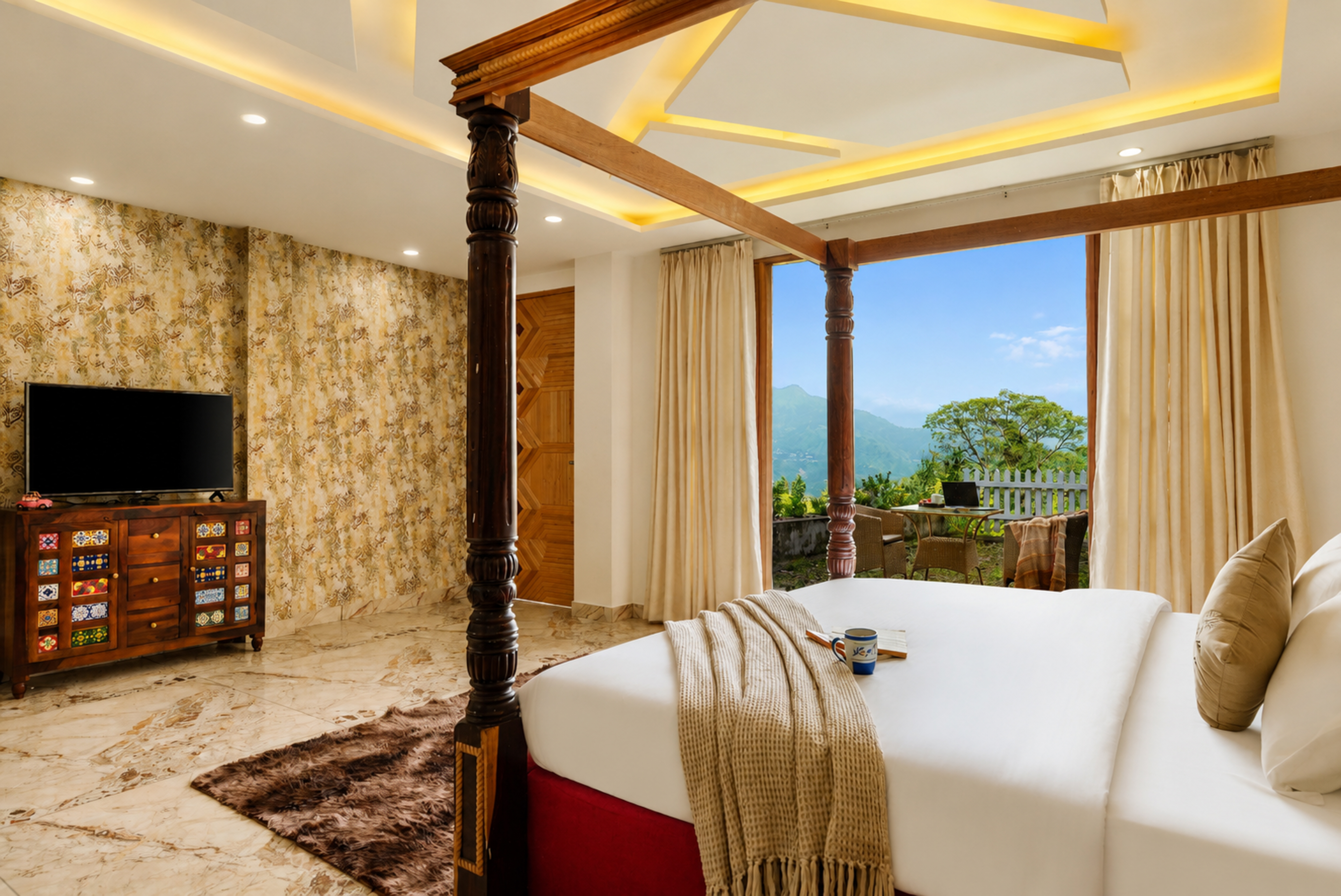 Luxury Pet-Friendly Room with Private Balcony, Hill Views, Shared Pool Table & Restaurant — photo 12
