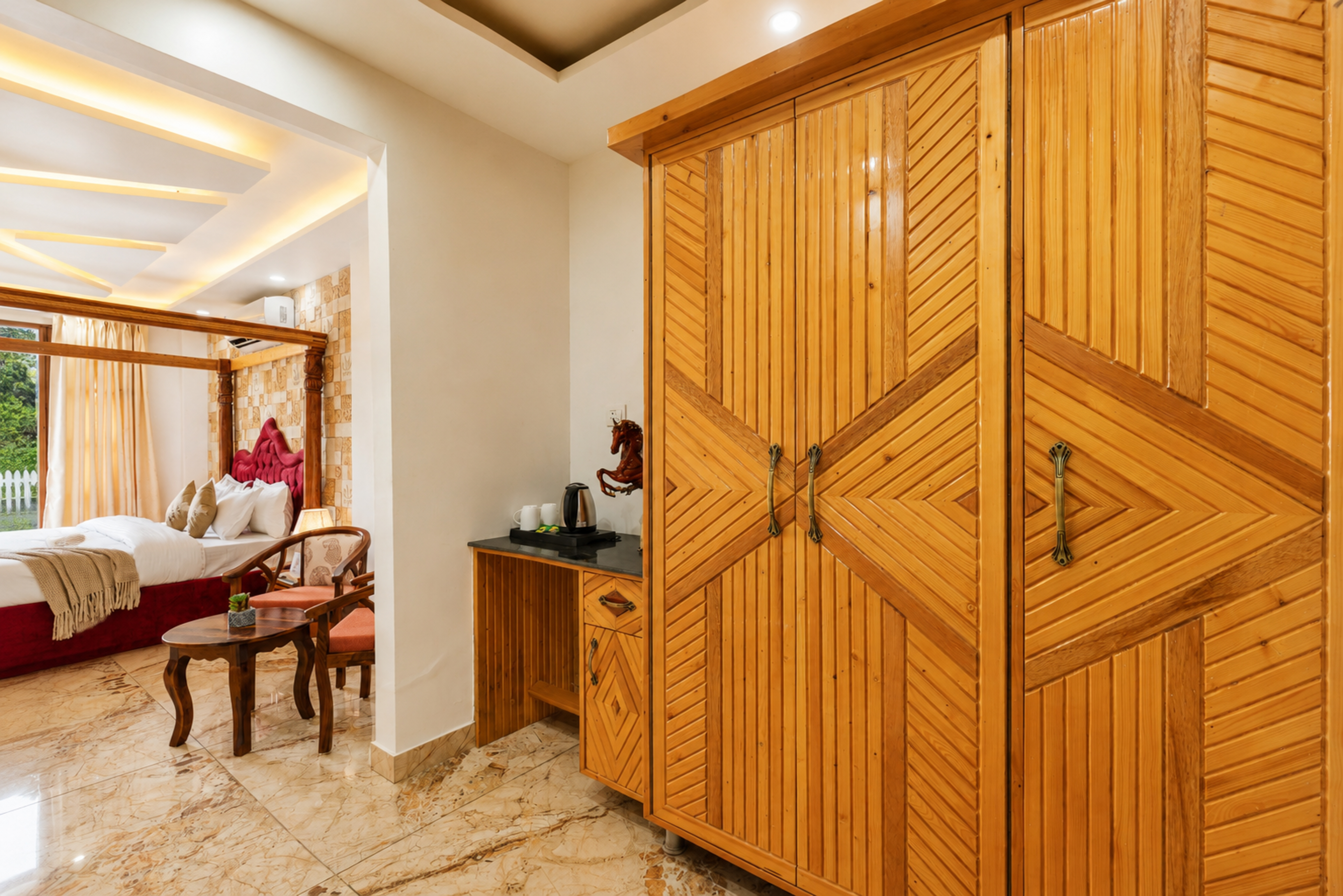Luxury Pet-Friendly Room with Private Balcony, Hill Views, Shared Pool Table & Restaurant — photo 23