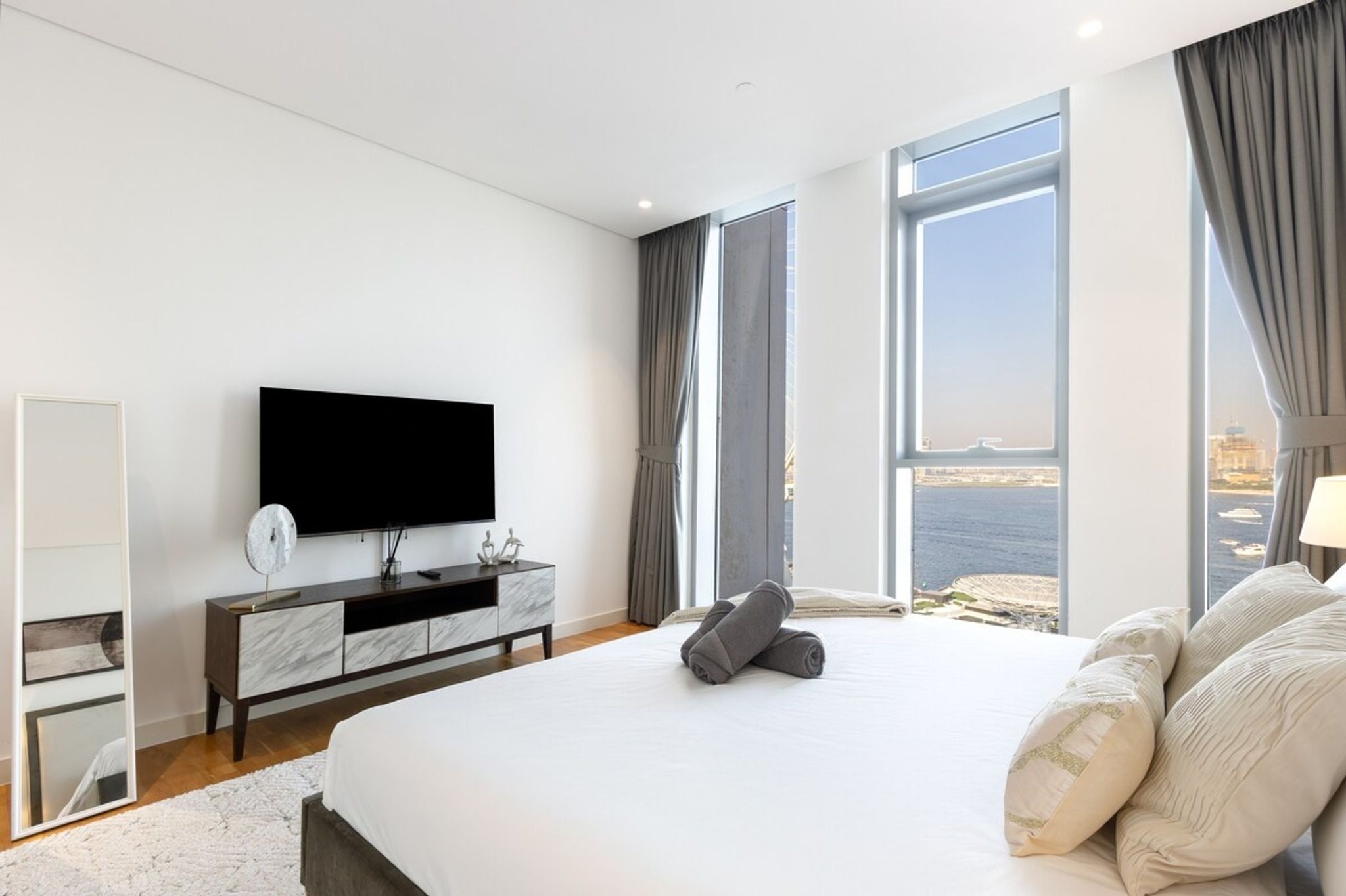 Luxury 2BR with Sea, Ain Dubai & Skyline Views — photo 9